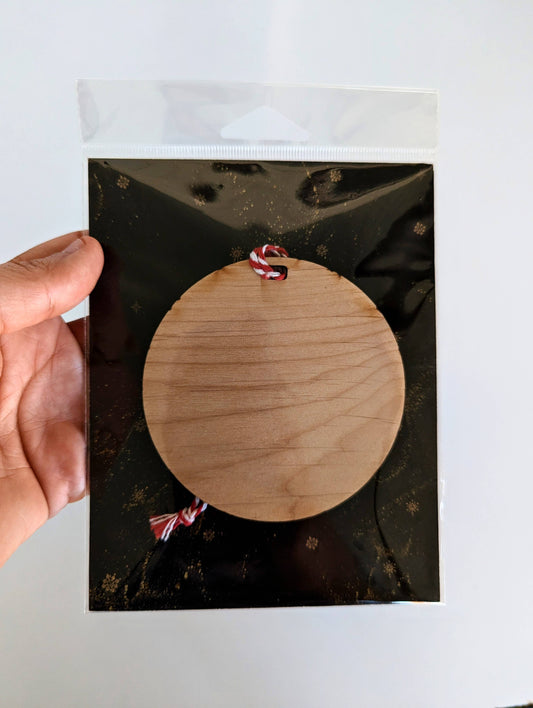 D20 D&D Nat20 Wooden Ornament - Dark Version: Ornament with packaging